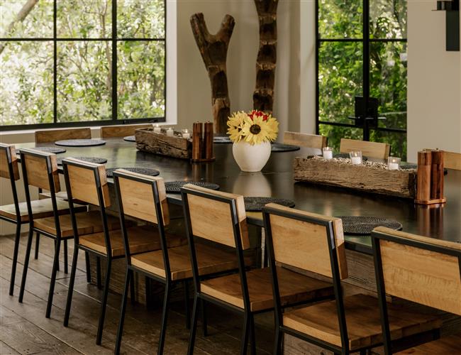 A group dining outdoors