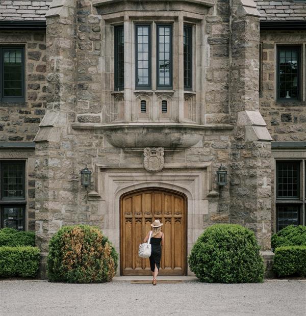 Woman walking with tote bag to Hudson Valley entrance